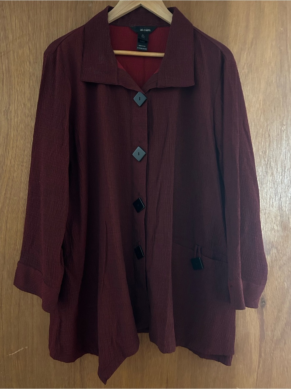 Ali Miles Burgundy Textured Button-Front Blouse